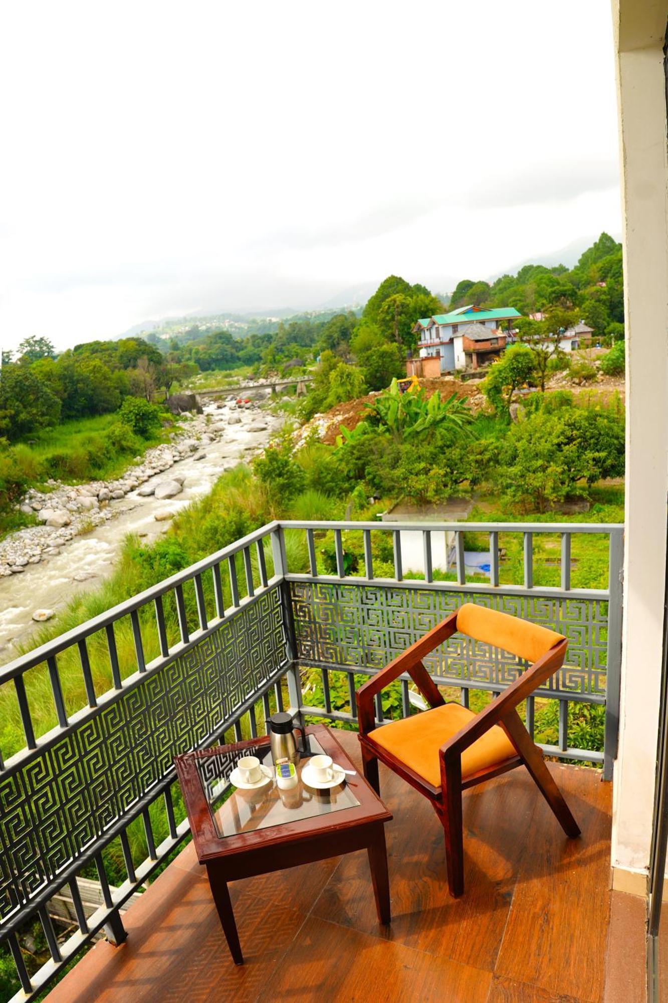 Aachman River And Valley View Resort Dharamshala - A Riverside Resort With Balcony View Kültér fotó