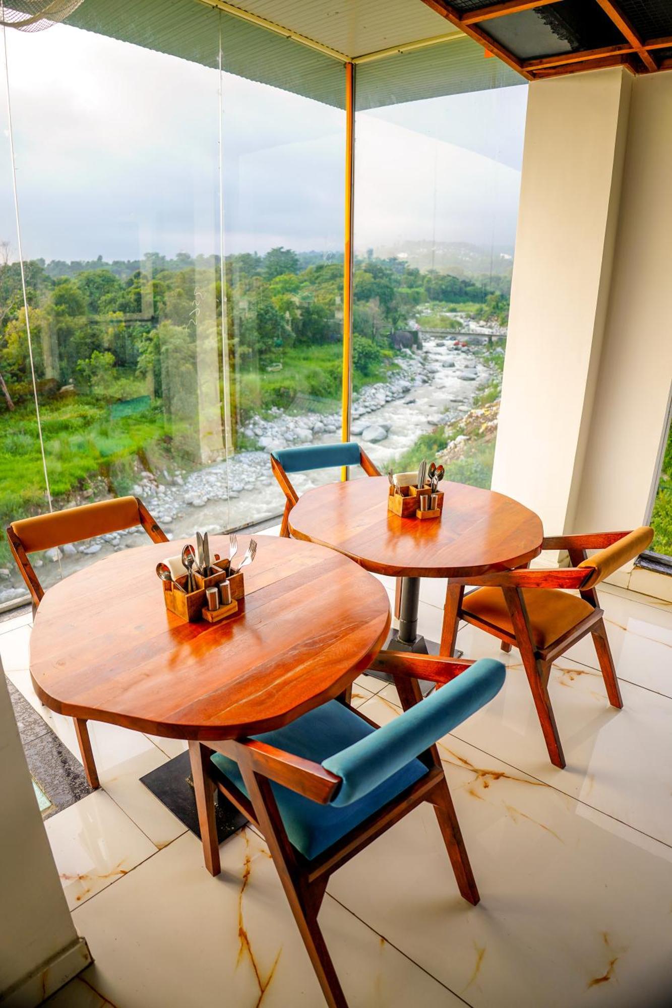 Aachman River And Valley View Resort Dharamshala - A Riverside Resort With Balcony View Kültér fotó